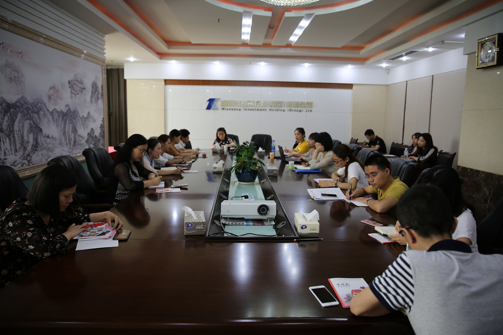 走进档案 强化培训 提升管理——谈球吧集团组织召开“国际档案日”宣贯及业务培训会