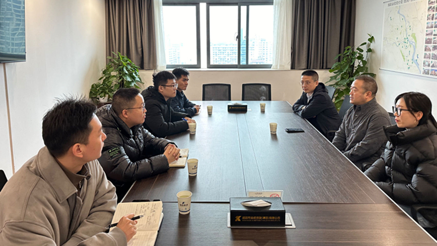 谈球吧集团党委副书记王玉梁与中建三局交流培养的人才进行交流座谈